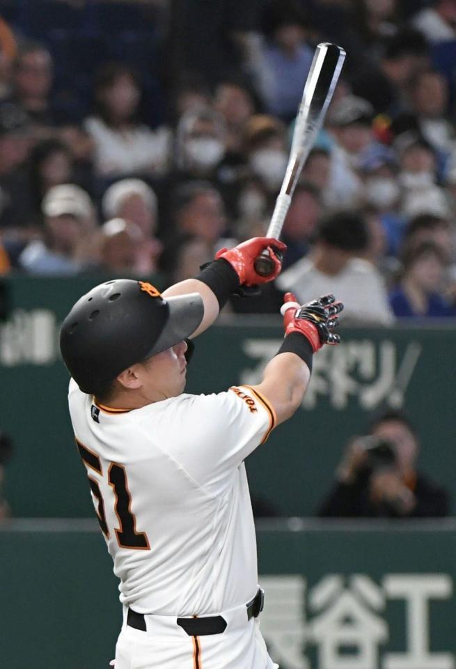 ３回、浅野は左越えに１号先制ソロを放つ（撮影・佐藤厚）