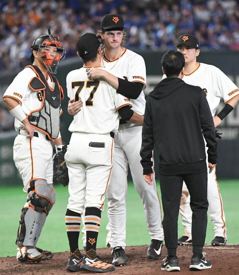 ８回、内海コーチ（７７）とハグしてマウンドを降りるウィットリー（中央）＝撮影・佐藤厚