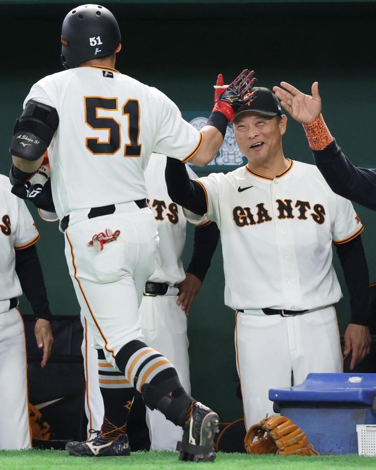 ３回、先制ソロを放った浅野（手前）を迎える橋上監督代行