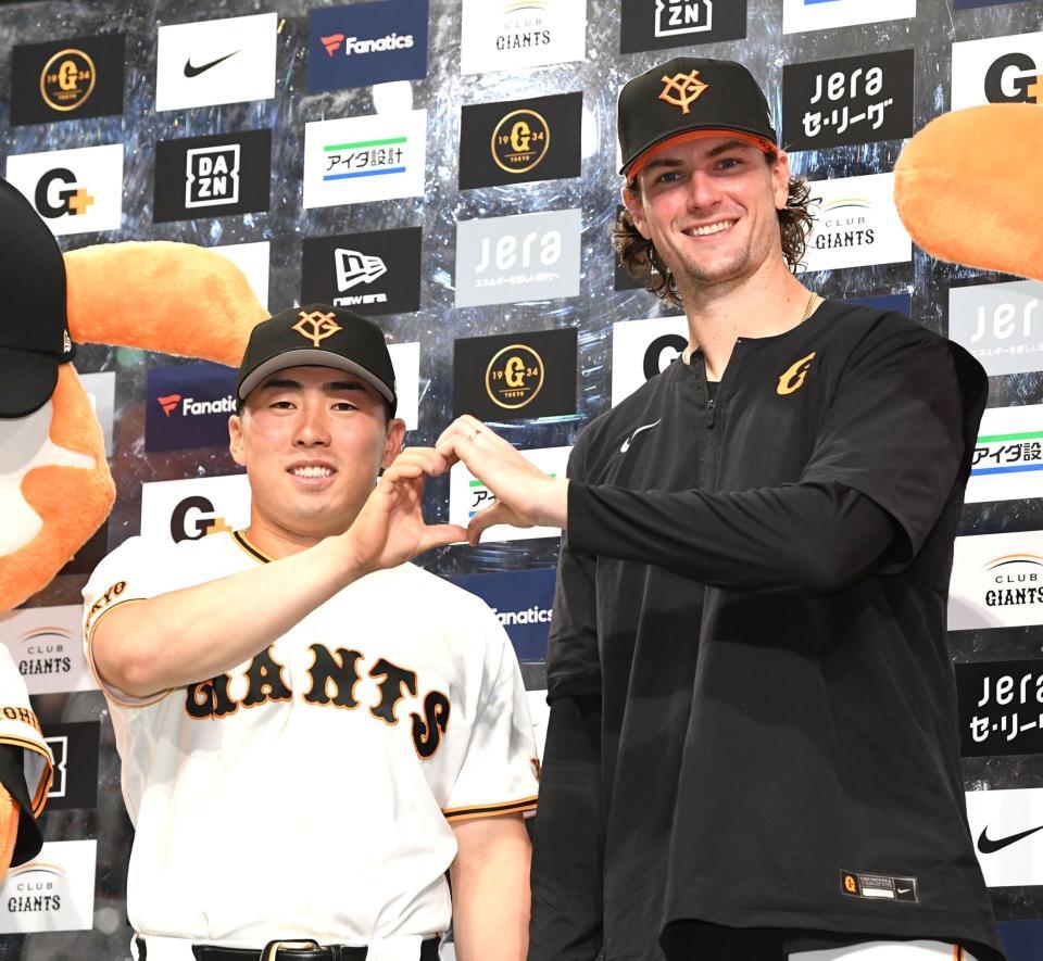お立ち台で笑顔を見せるウィットリー（右）と浅野（撮影・佐藤厚）