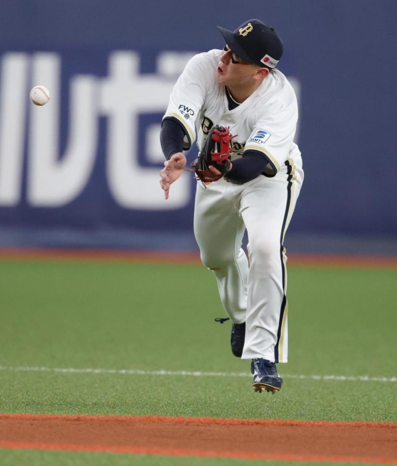 ６回、渡部の打球をグラブに当て、エラーとする紅林（撮影・坂部計介）