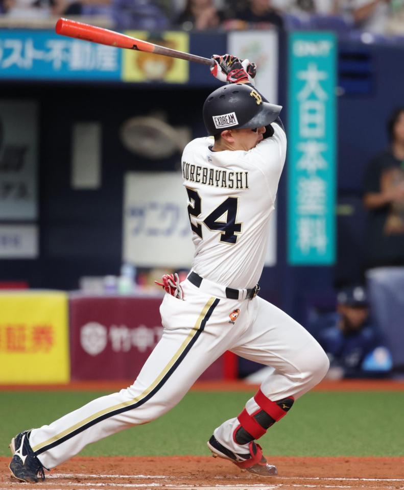 ９回、紅林は中前打を放つ（撮影・坂部計介）