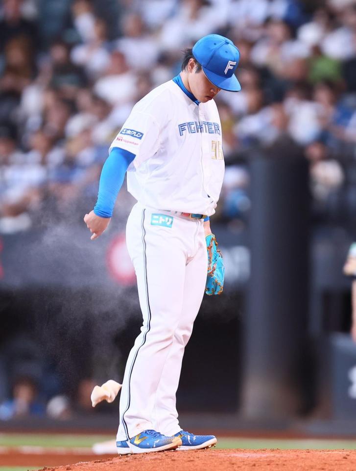 ４回、ロジンをたたきつける孫（撮影・中島達哉）