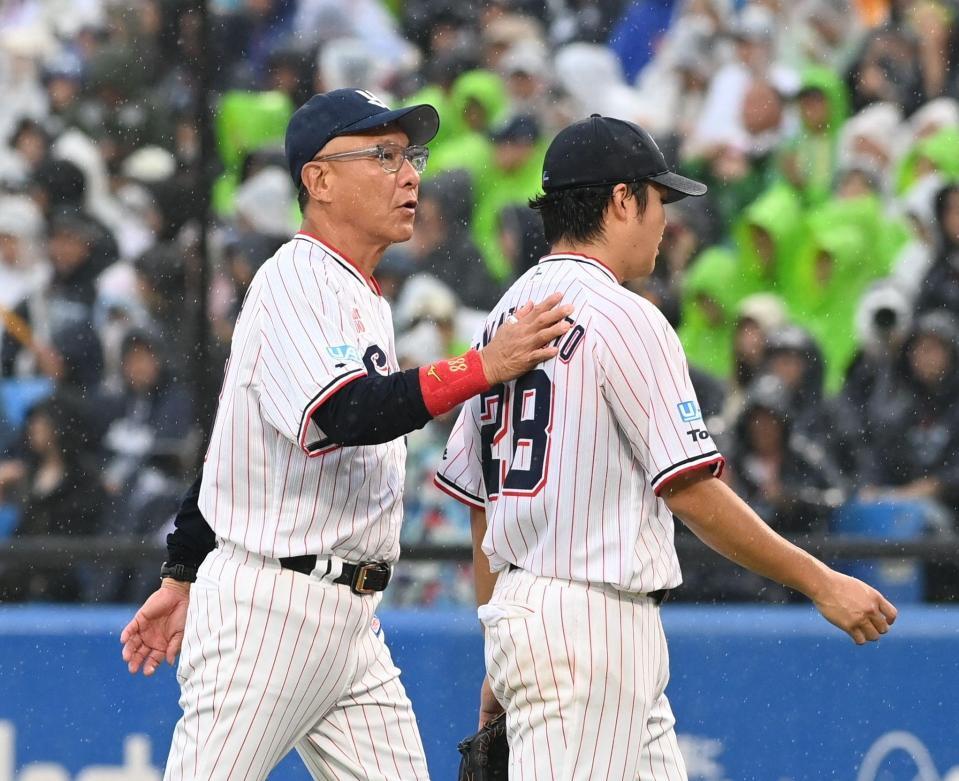 ５回途中で降板の松本健（右）をねぎらう池山監督（撮影・園田高夫）