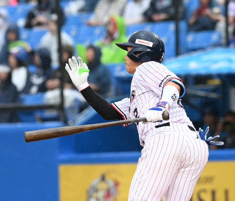 ２回、同点の右中間適時二塁打を放った古賀（撮影・園田高夫）