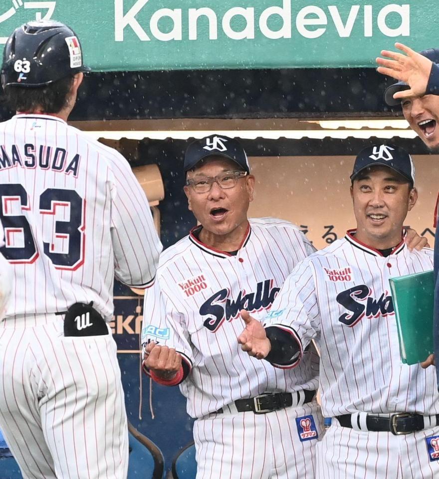 ３回、勝ち越しソロの増田を迎える池山監督（中央）＝撮影・園田高夫