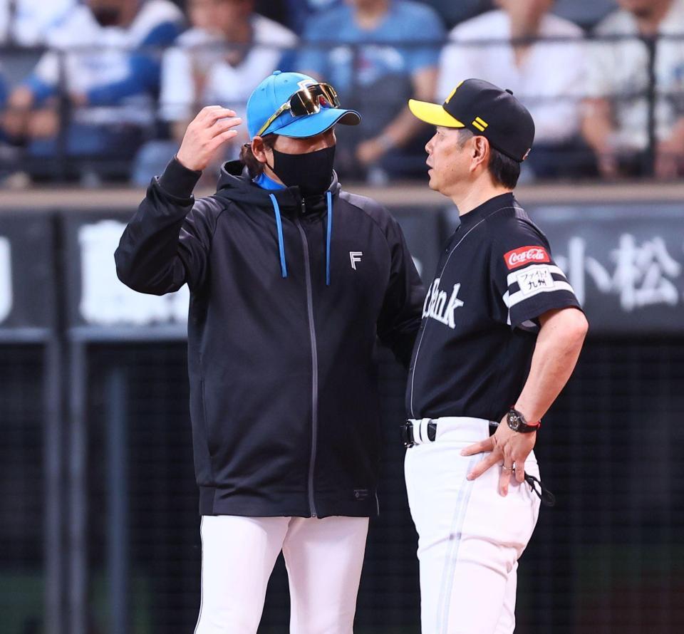 試合終了後、小久保監督（右）と話し込む新庄監督（撮影・中島達哉）