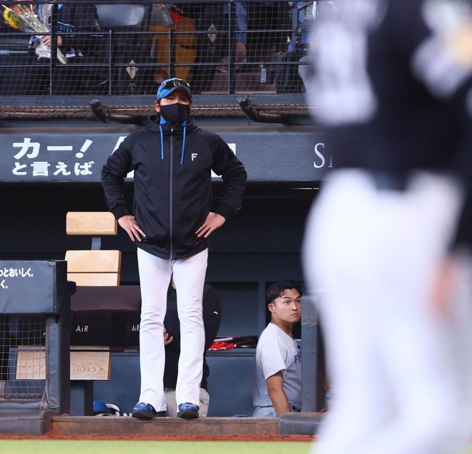 試合終了後、ソフトバンクナインを見つめる新庄監督（撮影・中島達哉）