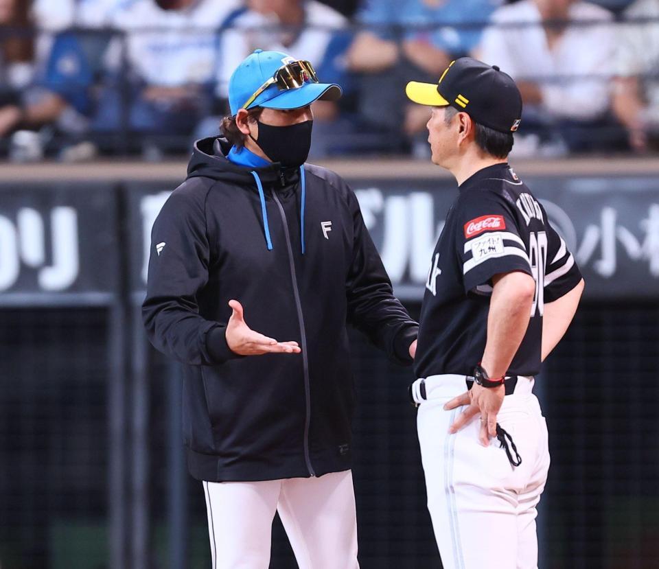 試合終了後、小久保監督（右）と話し込む新庄監督（撮影・中島達哉）