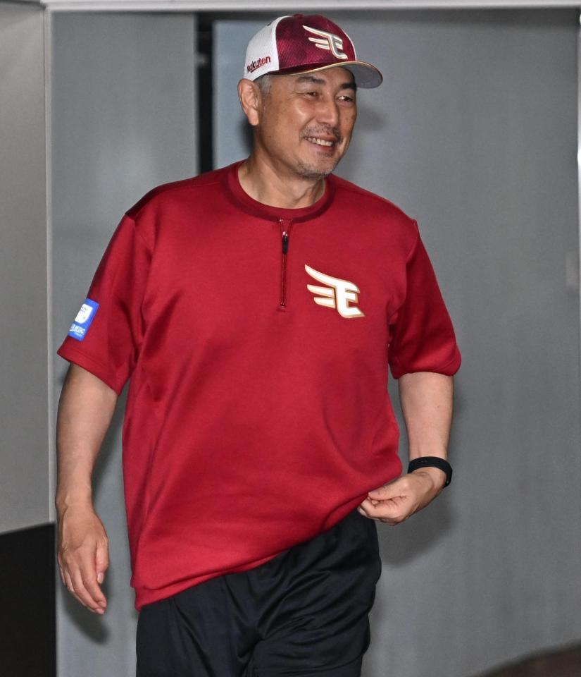 初陣黒星から一夜明け笑顔を見せる吉井監督（撮影・開出牧）