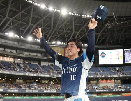 ファンの声援に応える隅田（撮影・坂部計介）