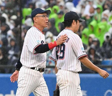 　５回途中で降板の松本健（右）をねぎらう池山監督