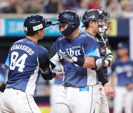 ４回、渡部は左越えに３ランを放ち、笑顔で生還する（撮影・坂部計介）