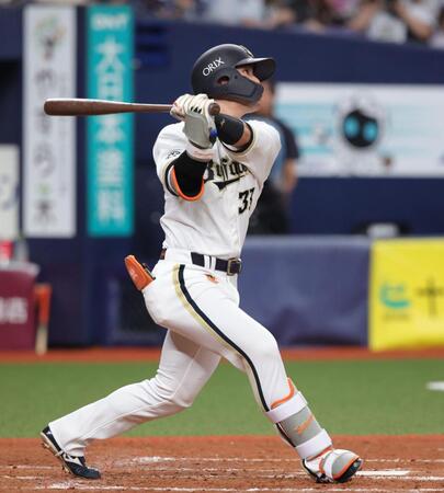 ５回、杉沢は右中間に２ランを放つ（撮影・坂部計介）