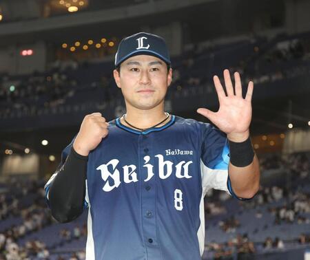 第５号の本塁打を放った渡部はお立ち台で「５」のポーズをとる（撮影・坂部計介）