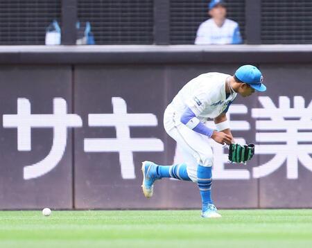 ５回、打者・川瀬の打球を後逸する万波（撮影・中島達哉）
