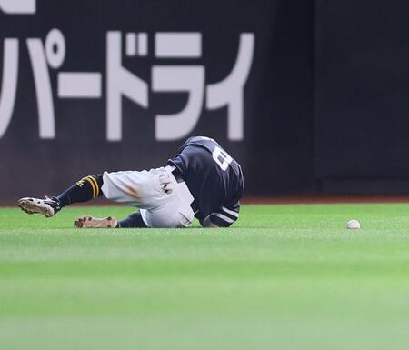 ７回、打者・吉田の打球に飛び込み、負傷する牧原大（撮影・中島達哉）