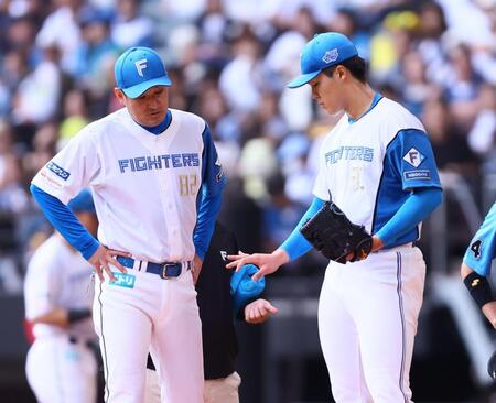 ３回、野村の打球が当たり、ベンチに戻り、治療後マウンドに上がるも加藤武治投手コーチ（左）と右手を気にする柴田（撮影・中島達哉）