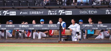９回、戦況を見つめる日本ハムナイン（撮影・中島達哉）