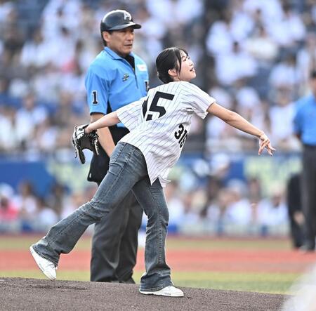 始球式を務めるフィギュアスケート女子の中井亜美（撮影・開出牧）
