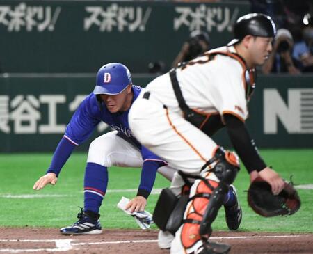 ８回、阿部の右前打で二走・高橋周（左）が逆転の生還（撮影・佐藤厚）