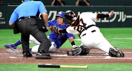 ７回、板山の右翼への二塁打で一走・田中（中央）が本塁を狙うがタッチアウト（撮影・佐藤厚）