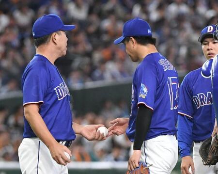 ６回、泉口に適時二塁打を打たれ、井上監督（左）から降板を告げられる柳（撮影・佐藤厚）