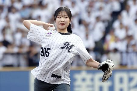 　始球式を務めるフィギュアスケート女子でミラノ・コルティナ冬季五輪銅メダリストの中井亜美＝ＺＯＺＯマリン