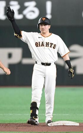 ６回、泉口は中越えに適時二塁打を放つ（撮影・佐藤厚）