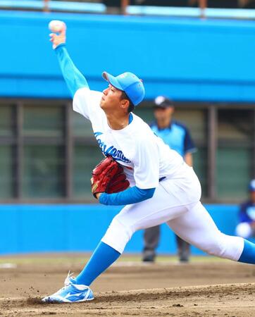 Ａ組で先発し力投する青学大・鈴木泰成（撮影・石井剣太郎）