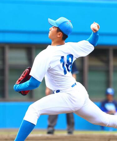 Ａ組で先発し力投する青学大・鈴木泰成（撮影・石井剣太郎）