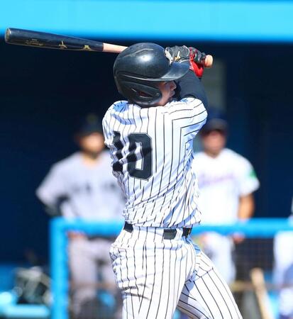 ７回、本塁打を放つ亜大・前嶋藍（撮影・石井剣太郎）