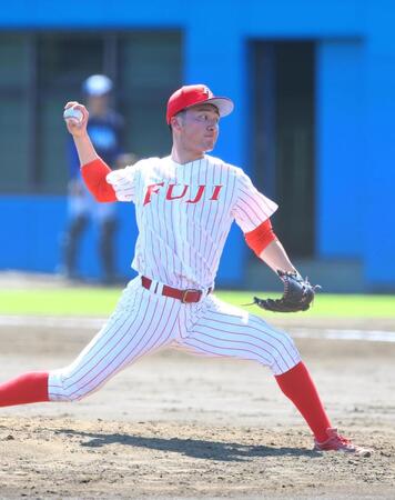 Ａ組で力投する富士大・角田楓斗＝平塚球場（撮影・石井剣太郎）