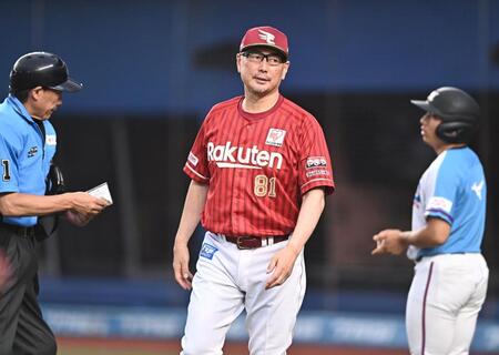 ５回、投手交代を告げた吉井監督（手前）＝撮影・開出牧