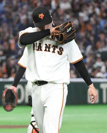 ８回、阿部に逆転打を打たれ降板する大勢（撮影・佐藤厚）