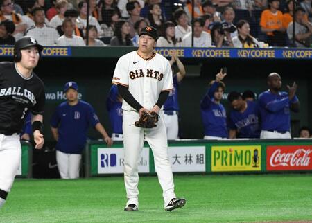 ８回、高橋周に右前適時打を打たれて１点差に迫られ、ぼう然とする大勢（撮影・佐藤厚）
