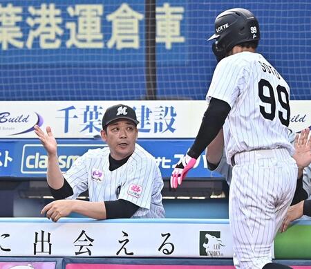 ３回、山口の犠飛で生還したソト（右）とタッチを交わすサブロー監督（撮影・開出牧）