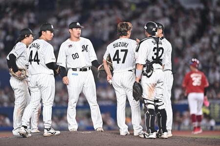 ８回、浅村に同点の左越え２点適時二塁打を打たれ降板した鈴木（４７）＝撮影・開出牧