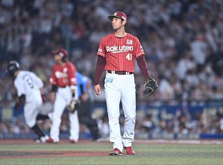 ８回、山口（左後方）に勝ち越しの左越え２ランを打たれた加治屋（撮影・開出牧）
