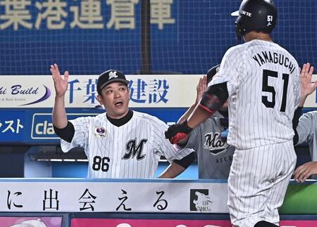 ８回、勝ち越しの左越え２ランを放った山口（右）とタッチを交わすサブロー監督（撮影・開出牧）