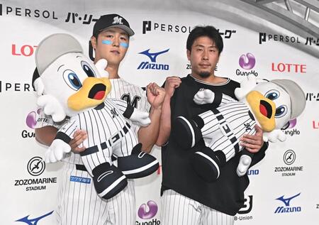 お立ち台でガッツポーズを決める決勝２ランの山口（左）と今季７勝目の八木（撮影・開出牧）