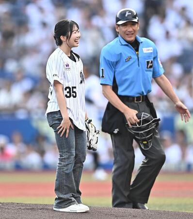 始球式を務めるフィギュアスケート女子の中井亜美（撮影・開出牧）