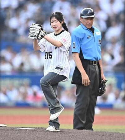 始球式を務めるフィギュアスケート女子の中井亜美（撮影・開出牧）