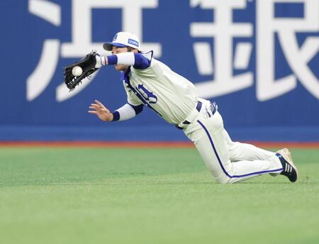 ２回、高寺の右飛を好捕する度会（撮影・西岡正）