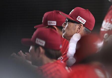 ９回、ベンチで戦況を見守る吉井監督（撮影・開出牧）