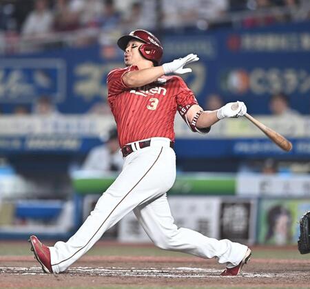 ８回、同点の左越え２点適時二塁打を放つ浅村（撮影・開出牧）