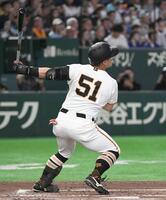 　３回、左越えに１号先制ソロを放つ浅野（撮影・佐藤厚）　