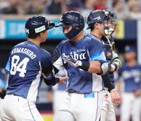 ４回、渡部は左越えに３ランを放ち、笑顔で生還する（撮影・坂部計介）