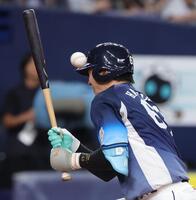 ４回、九里から死球を受けた長谷川（撮影・坂部計介）