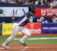 ４回、小島は右前に適時打を放つ（撮影・坂部計介）